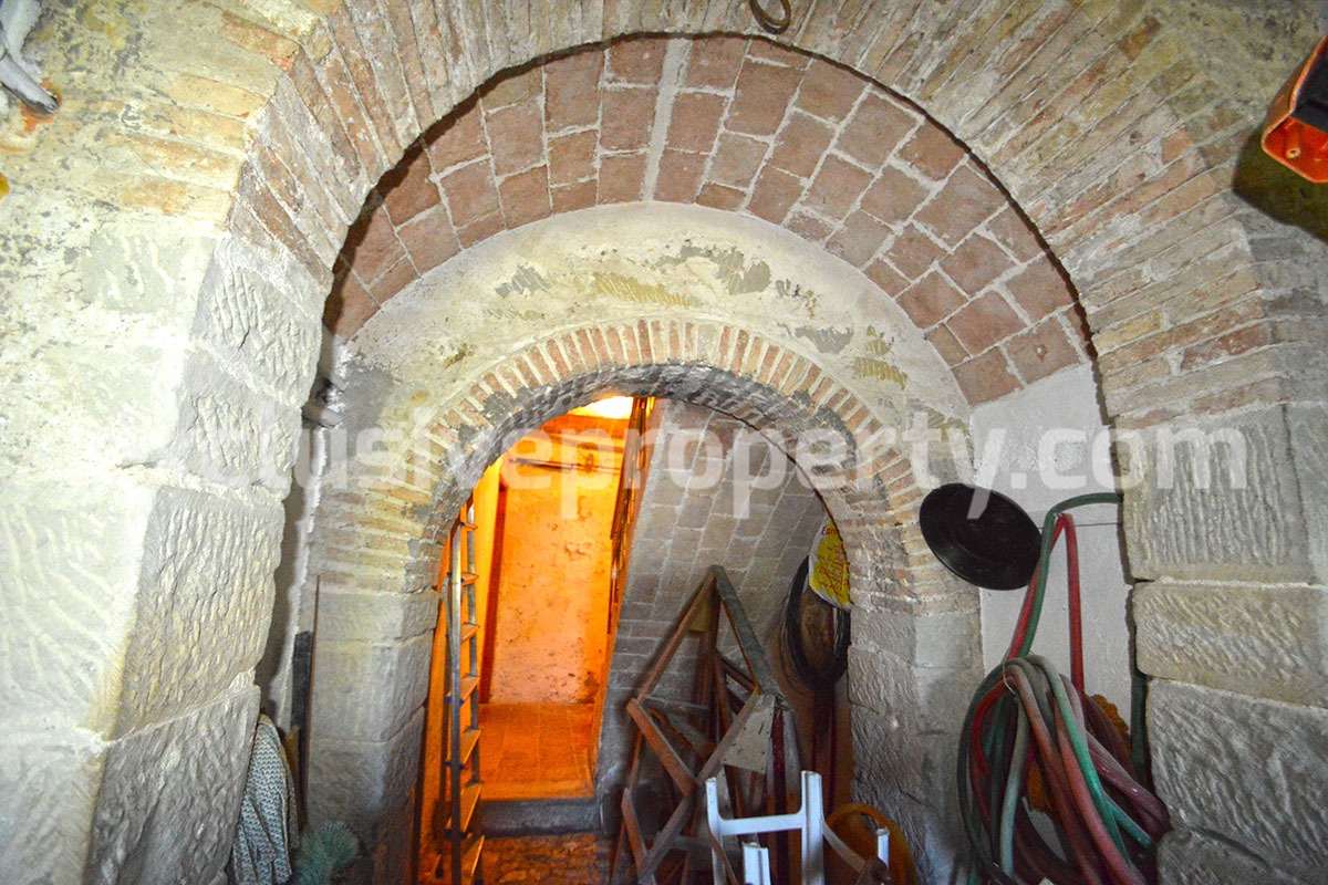 Habitable old property with garage for sale in Abruzzo - Fraine 27