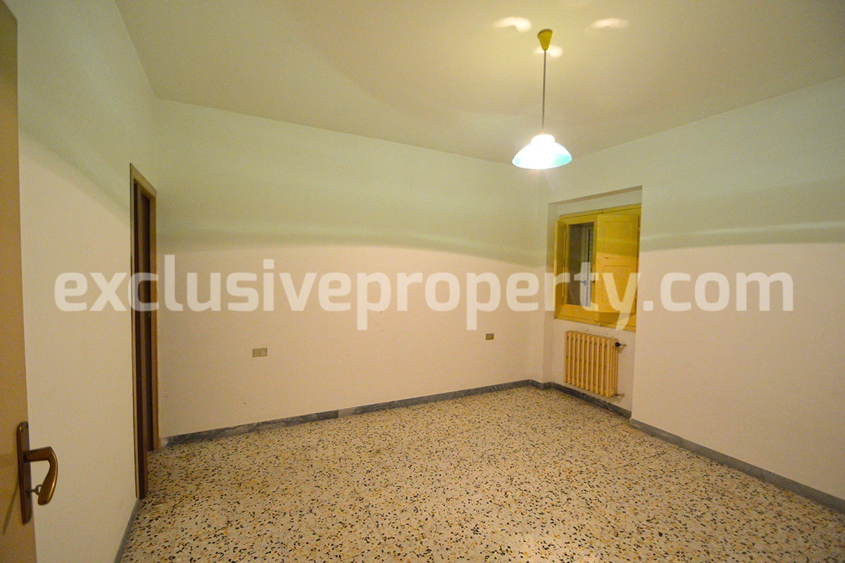 Town house with views of the hills for sale in the Abruzzo Region