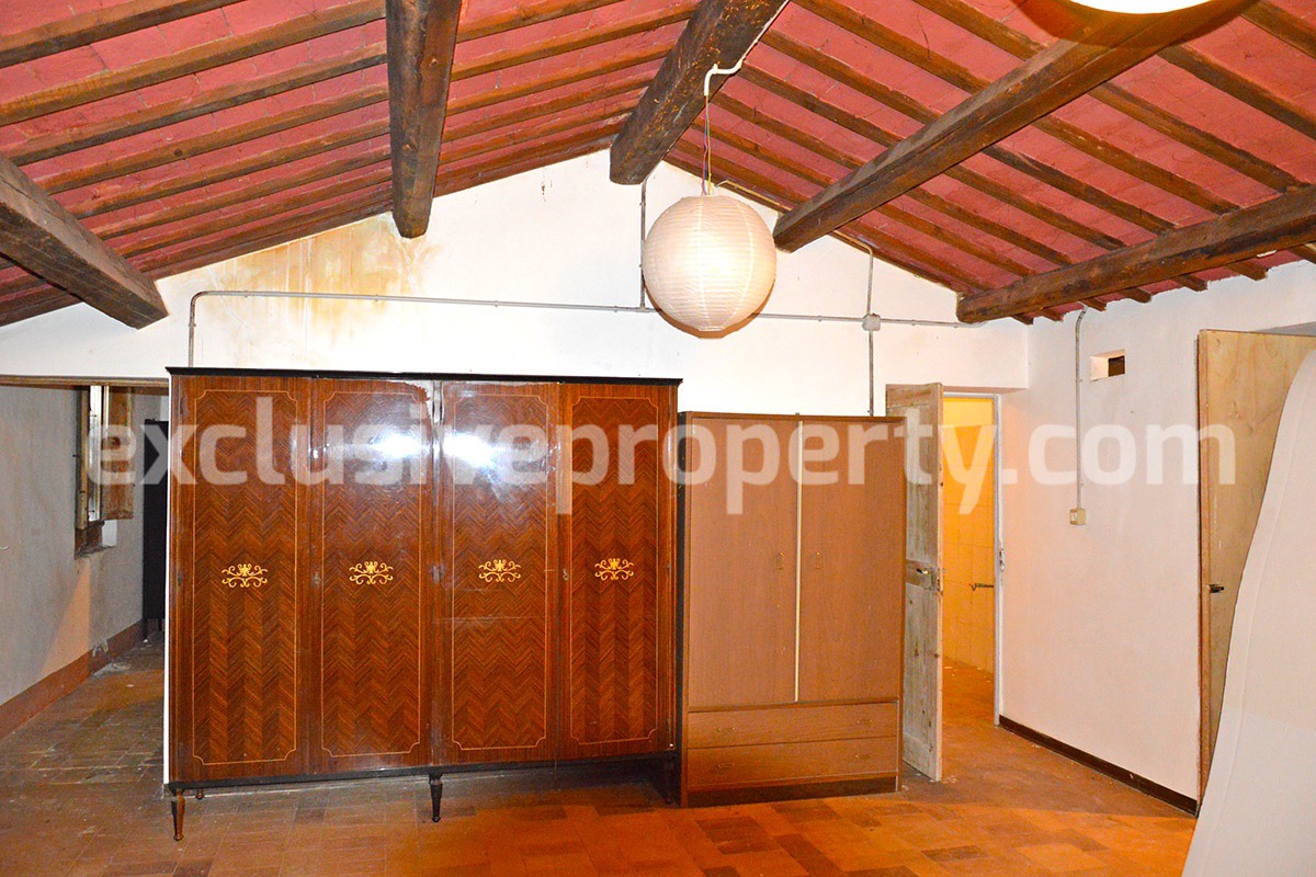 Rural house of character with land and olive trees for sale in Abruzzo 27