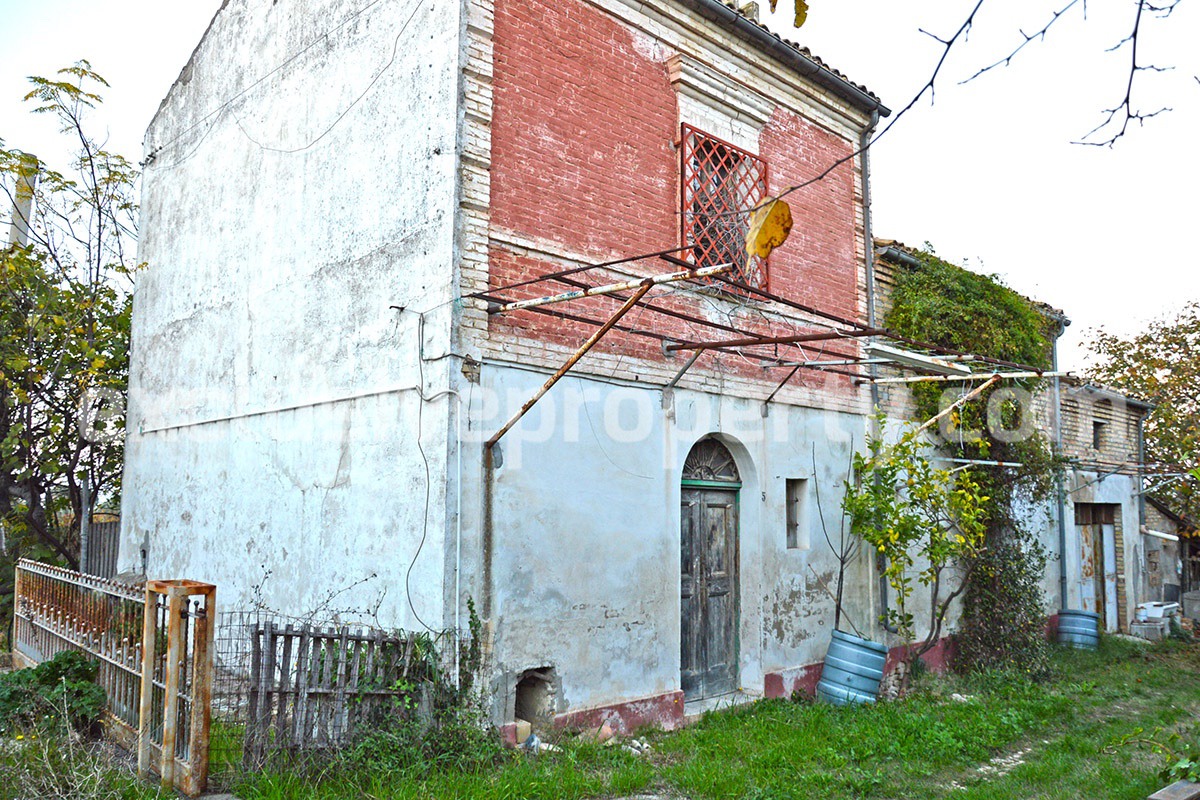 Rural house of character with land and olive trees for sale in Abruzzo 4