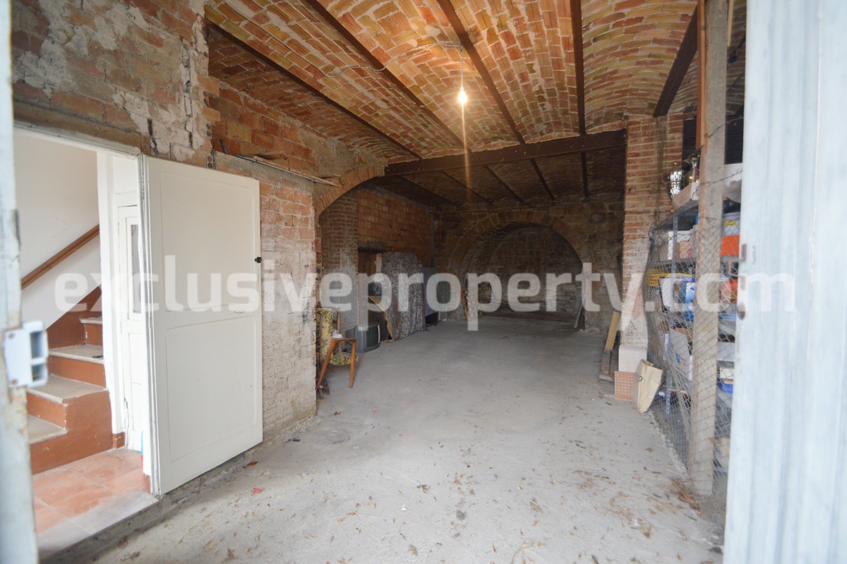 Ancient and spacious house with courtyard and three garages for sale in Molise 3