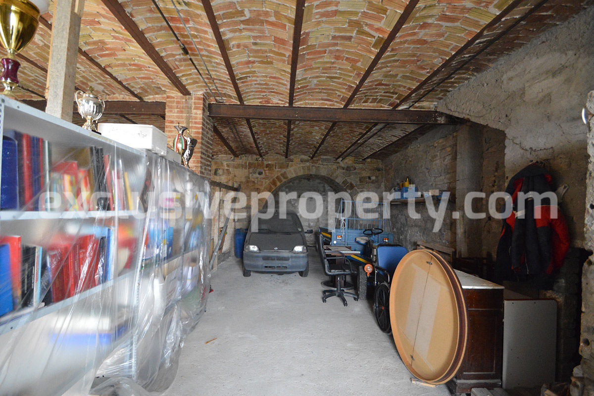 Ancient and spacious house with courtyard and three garages for sale in Molise 4