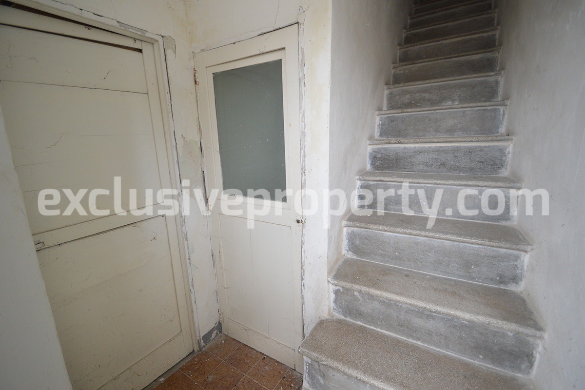 Ancient and spacious house with courtyard and three garages for sale in Molise 6