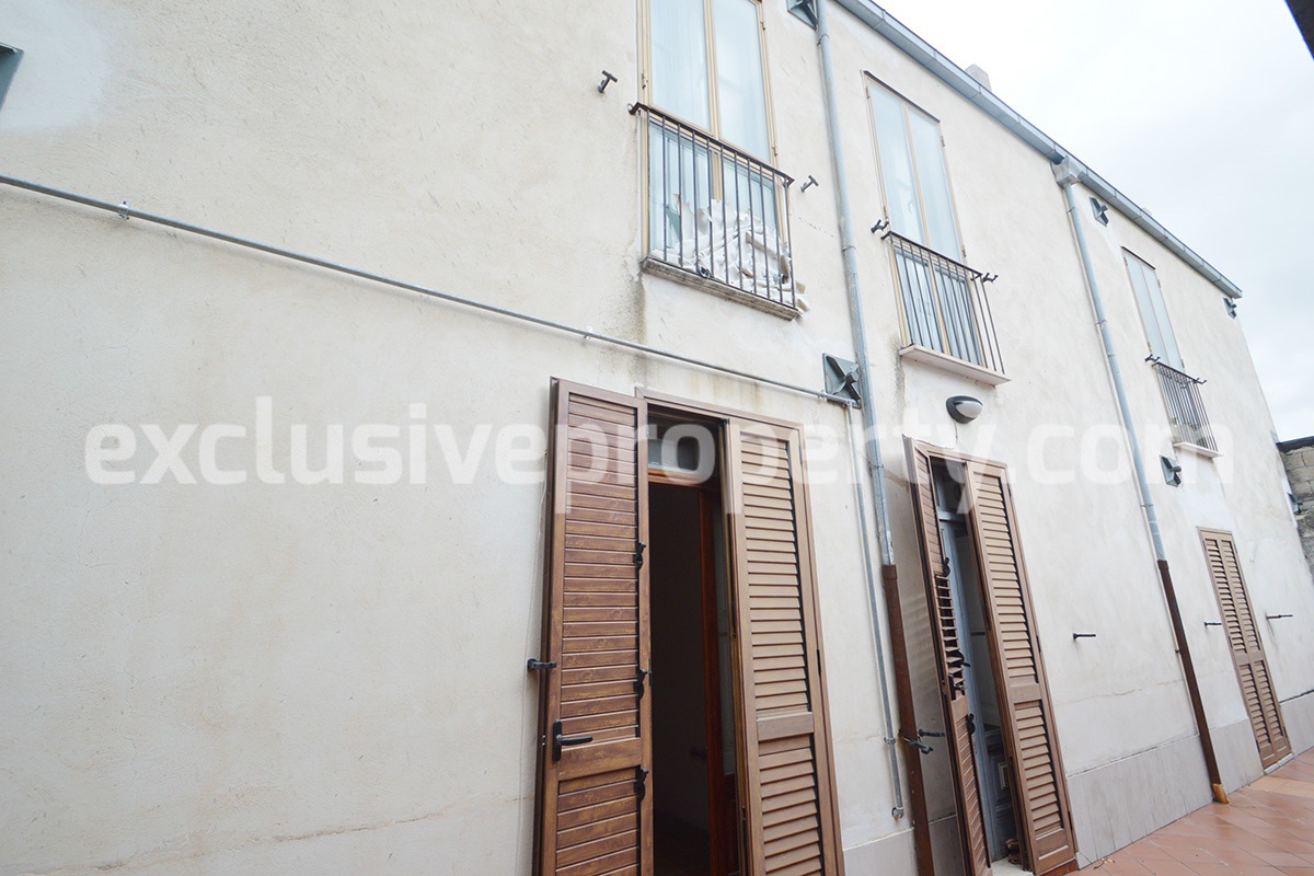 Ancient and spacious house with courtyard and three garages for sale in Molise 8