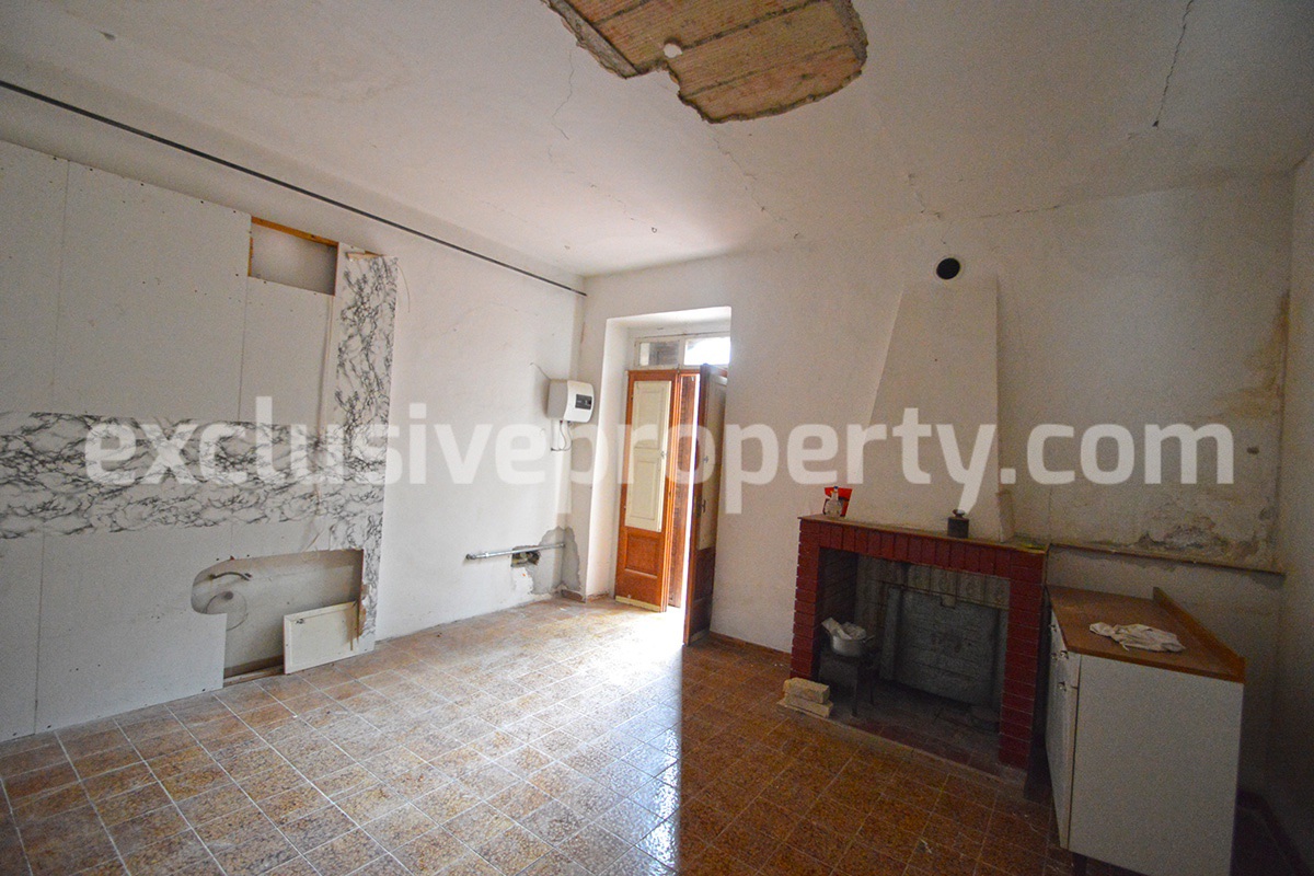 Ancient and spacious house with courtyard and three garages for sale in Molise