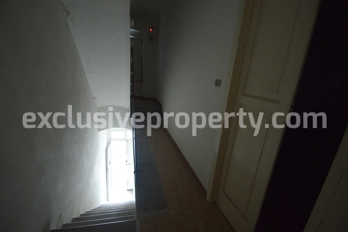 Ancient and spacious house with courtyard and three garages for sale in Molise 12
