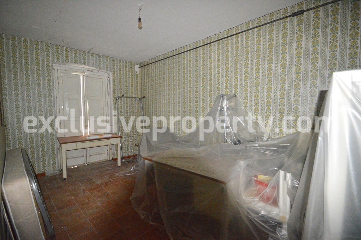 Ancient and spacious house with courtyard and three garages for sale in Molise 13