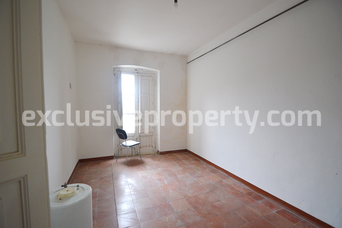 Ancient and spacious house with courtyard and three garages for sale in Molise 16