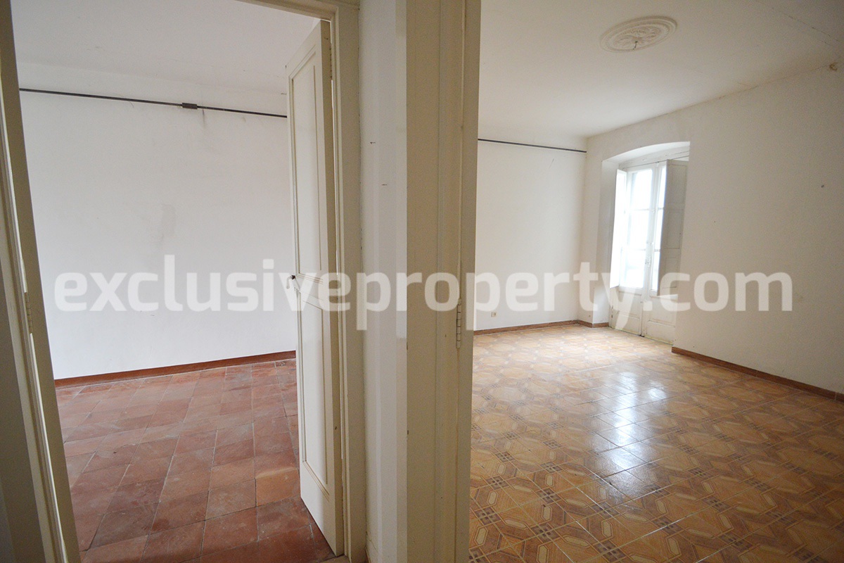 Ancient and spacious house with courtyard and three garages for sale in Molise 17