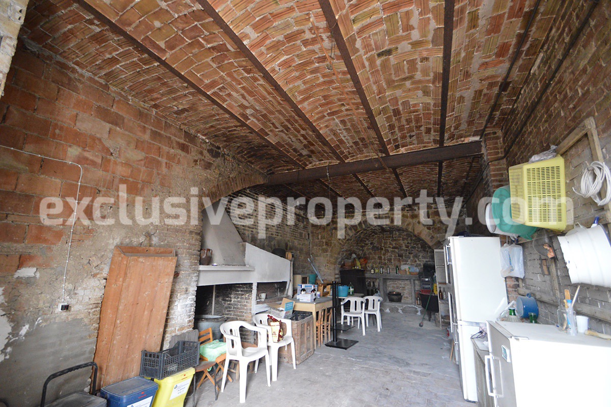 Ancient and spacious house with courtyard and three garages for sale in Molise 19