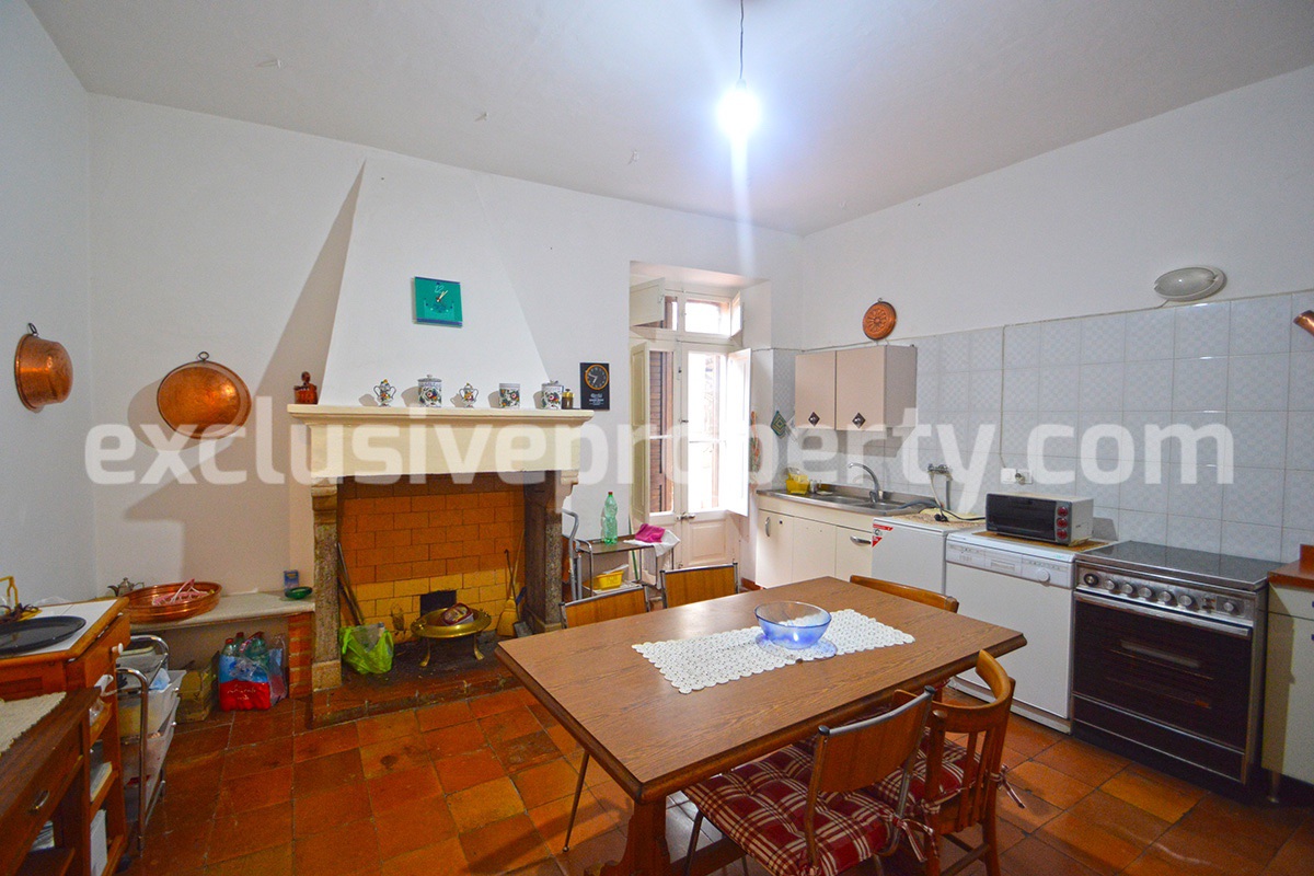 Ancient and spacious house with courtyard and three garages for sale in Molise 22