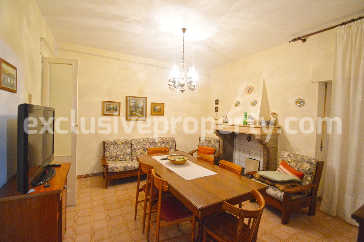 Ancient and spacious house with courtyard and three garages for sale in Molise 27