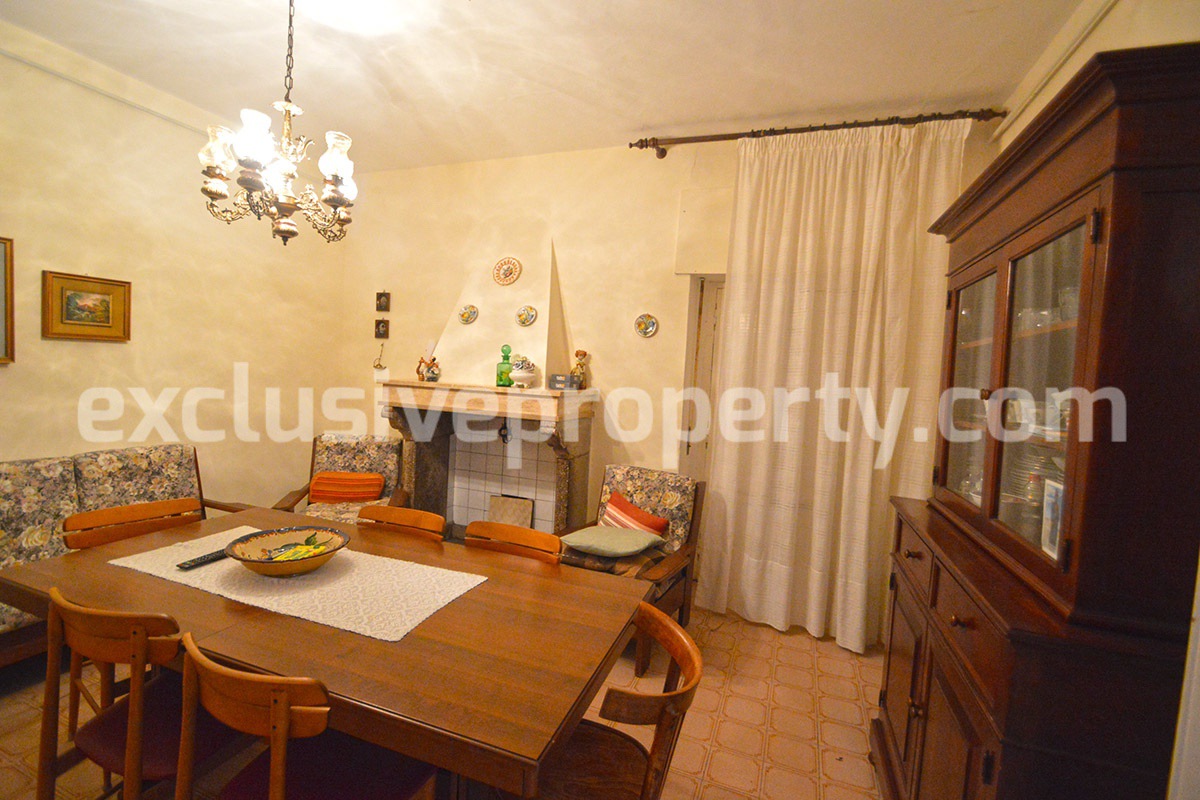 Ancient and spacious house with courtyard and three garages for sale in Molise 28