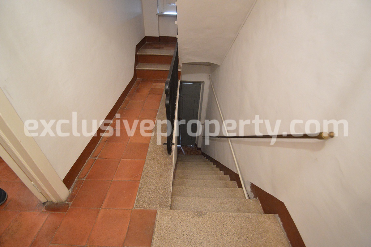 Ancient and spacious house with courtyard and three garages for sale in Molise 29