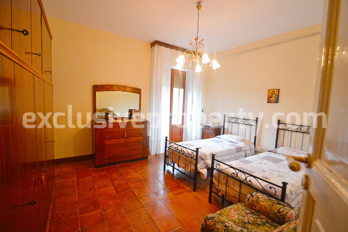 Ancient and spacious house with courtyard and three garages for sale in Molise