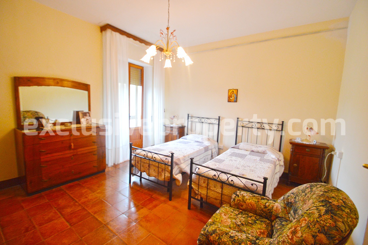 Ancient and spacious house with courtyard and three garages for sale in Molise 32