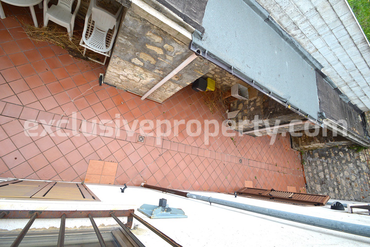 Ancient and spacious house with courtyard and three garages for sale in Molise 33