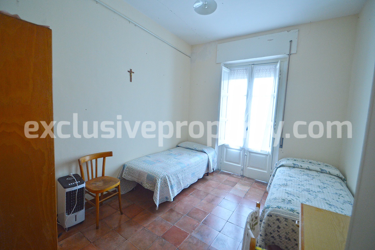 Ancient and spacious house with courtyard and three garages for sale in Molise 36
