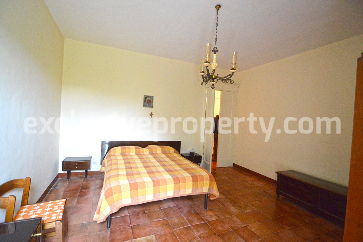 Ancient and spacious house with courtyard and three garages for sale in Molise 39