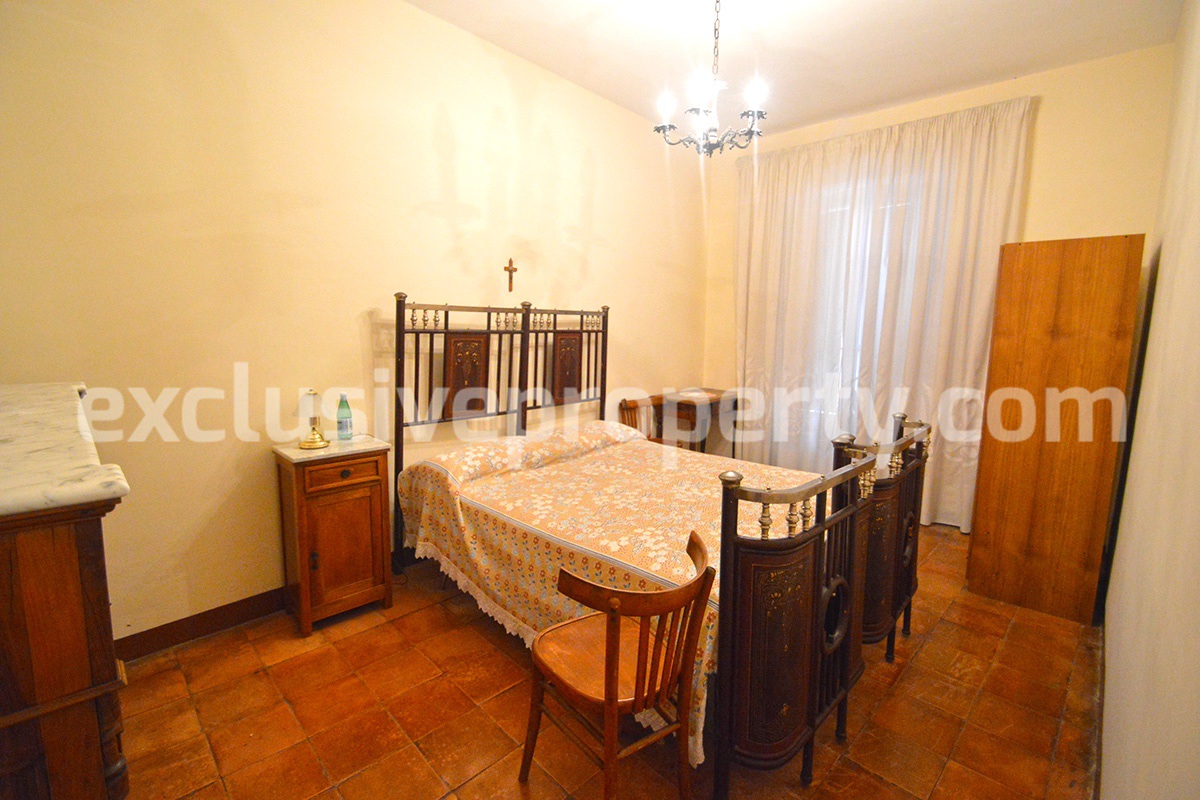 Ancient and spacious house with courtyard and three garages for sale in Molise 41