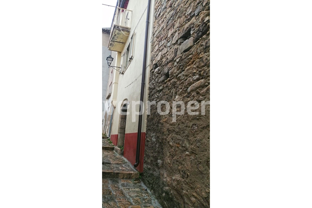 Habitable small townhouse in a quaint small village Molise 9