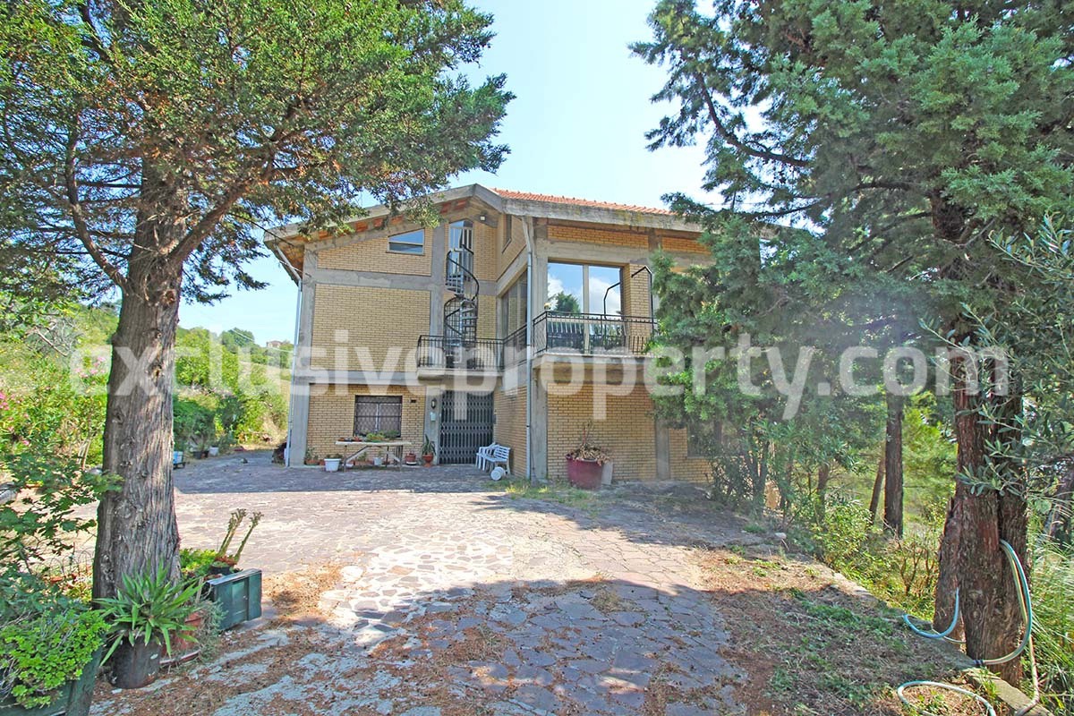 Detached villa with land - located in a quiet area in Abruzzo - Italy 3