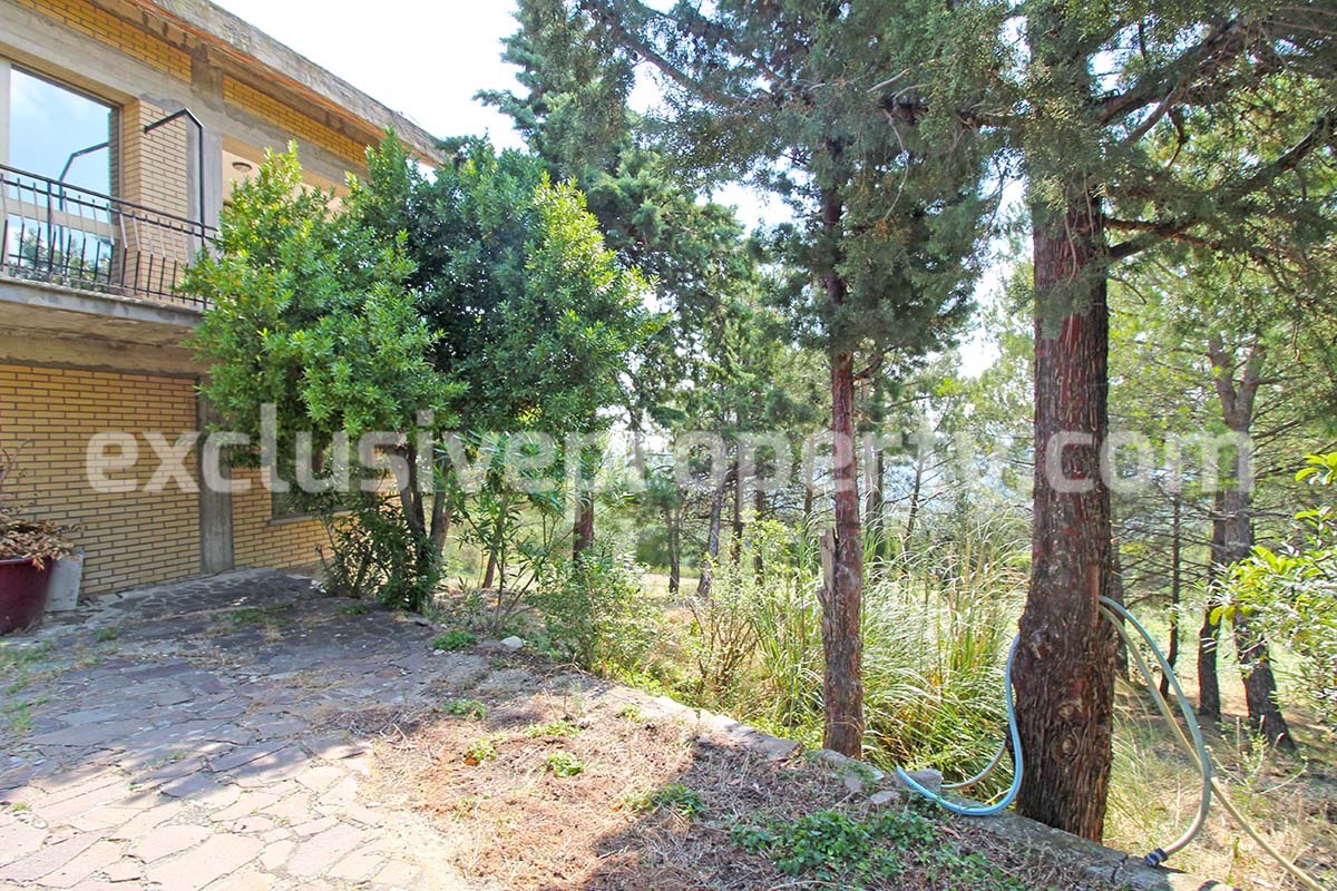 Detached villa with land - located in a quiet area in Abruzzo - Italy 4