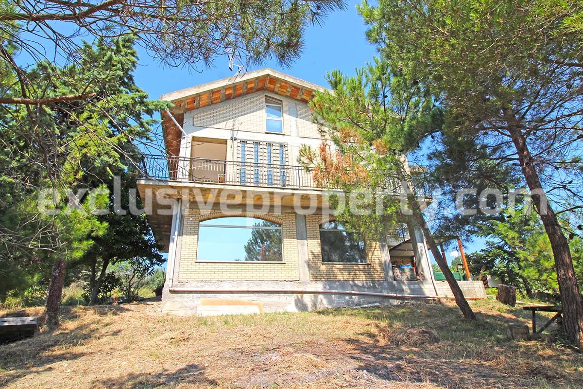 Detached villa with land - located in a quiet area in Abruzzo - Italy 1
