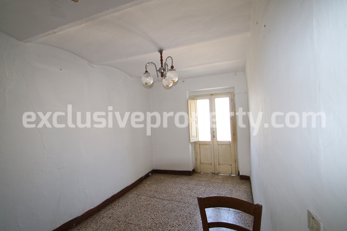 Large house with garden and ruin for sale in Italy - Abruzzo - Village Fraine