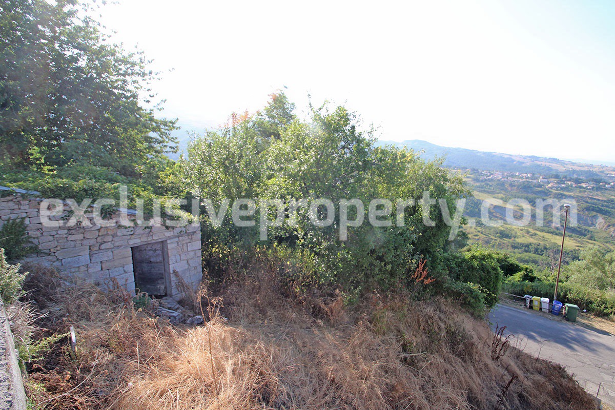 Large house with garden and ruin for sale in Italy - Abruzzo - Village Fraine