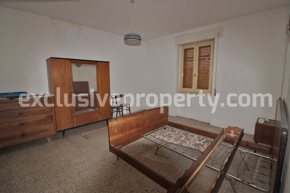 Property with garage and fenced garden for sale in the Abruzzo Region