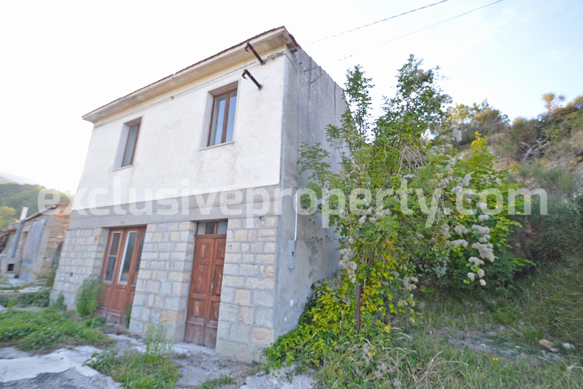 Town house partially restored with garden for sale in the Abruzzo region