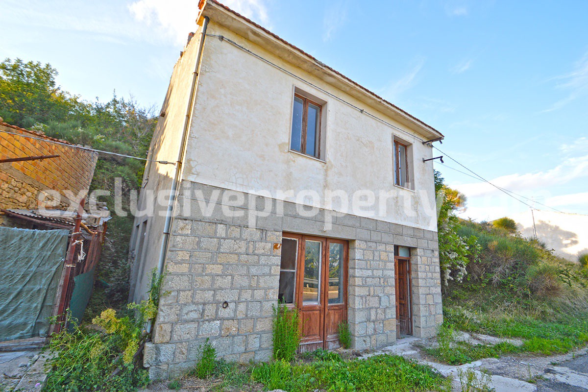 Town house partially restored with garden for sale in the Abruzzo region