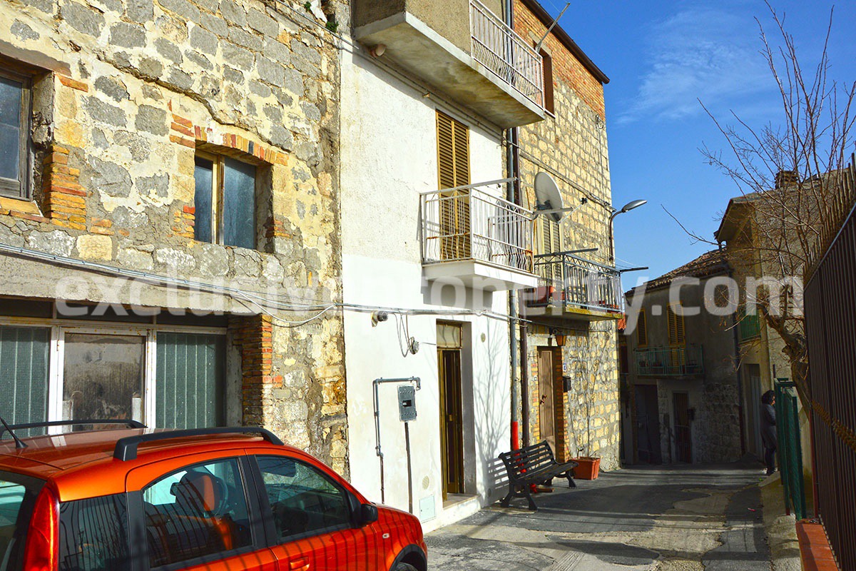 Renovated property with garden for sale in Abruzzo 7