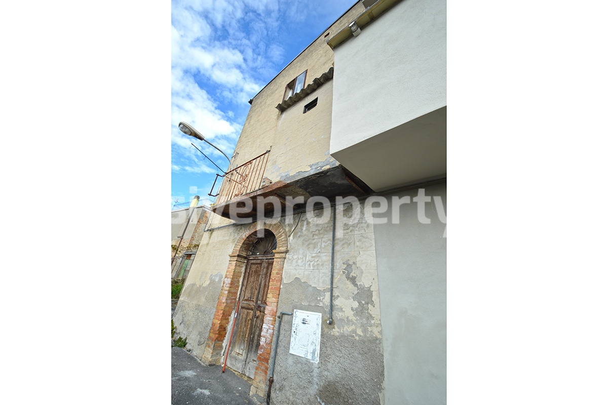 Town house on Abruzzo hill with garden 4