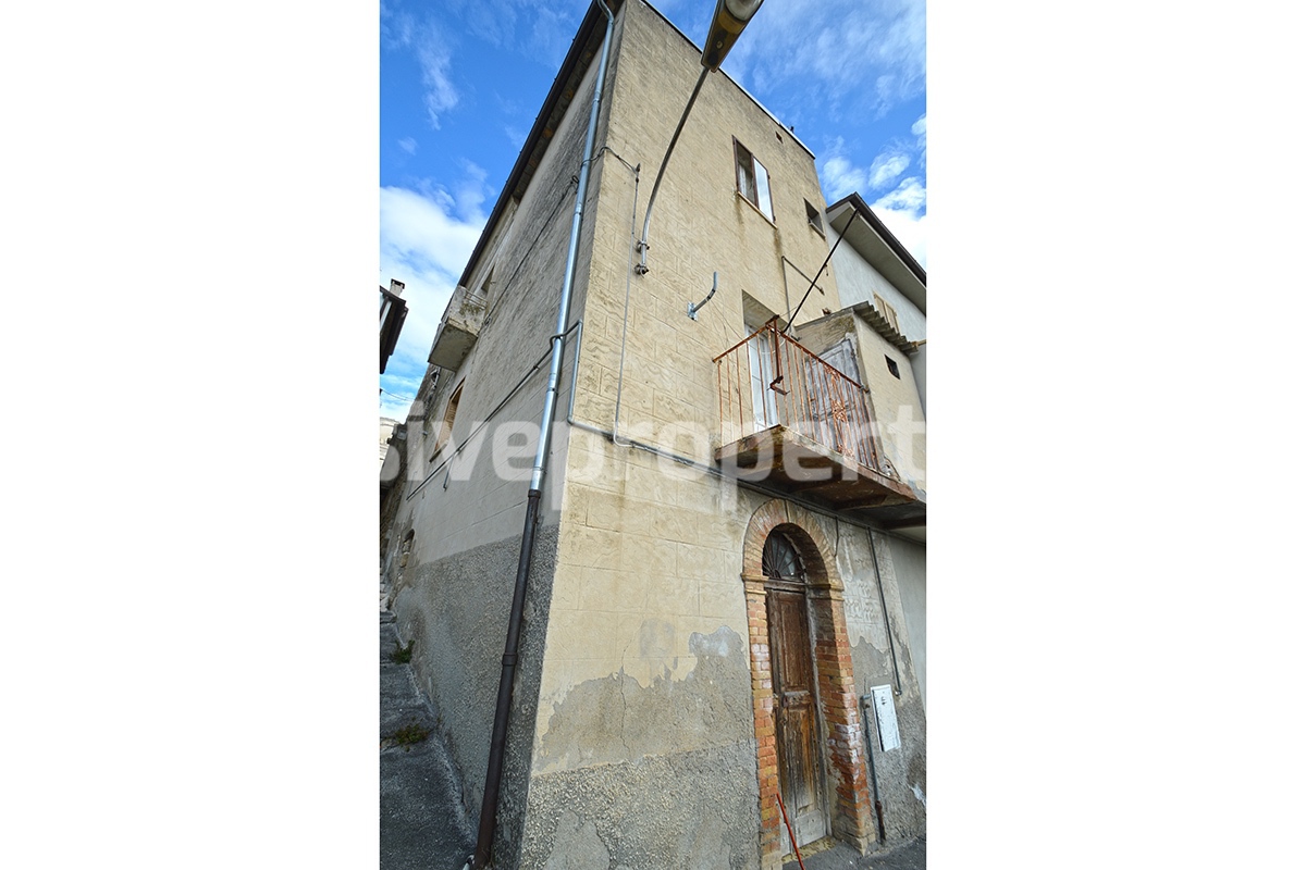 Town house on Abruzzo hill with garden