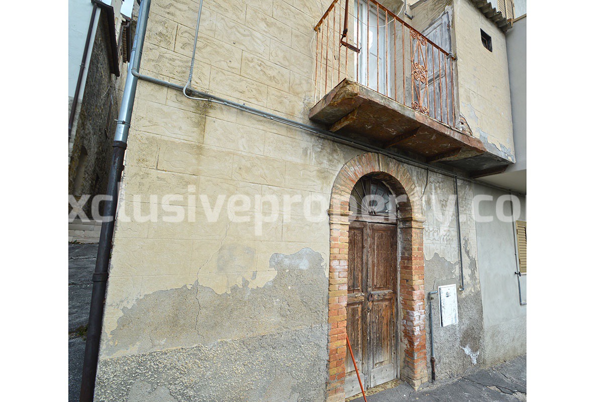 Town house on Abruzzo hill with garden