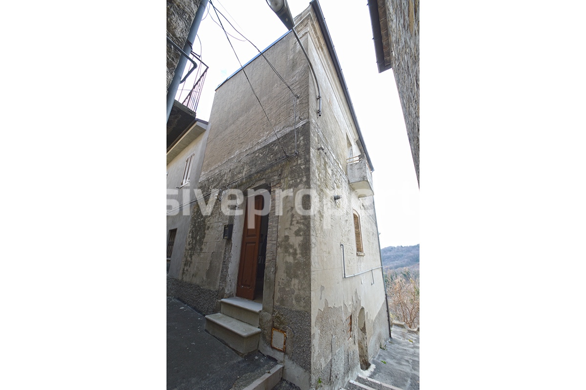 Town house on Abruzzo hill with garden 3