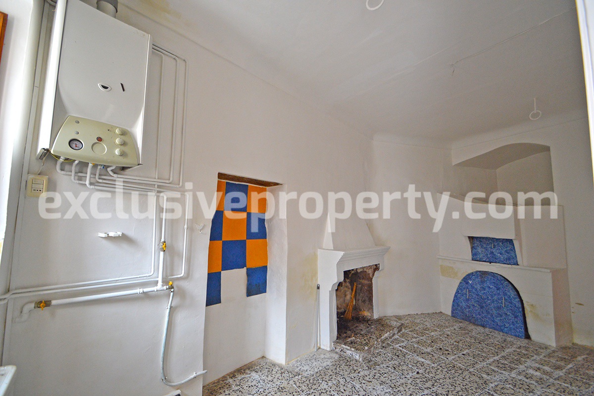 Habitable town house for sale on Abruzzo hills 4