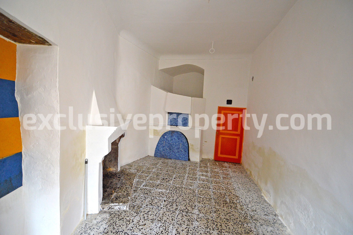 Habitable town house for sale on Abruzzo hills
