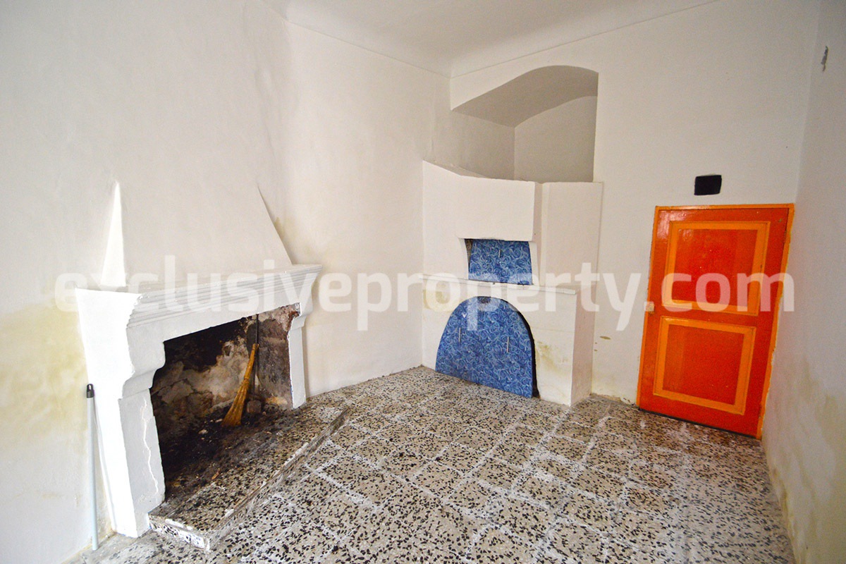 Habitable town house for sale on Abruzzo hills 6
