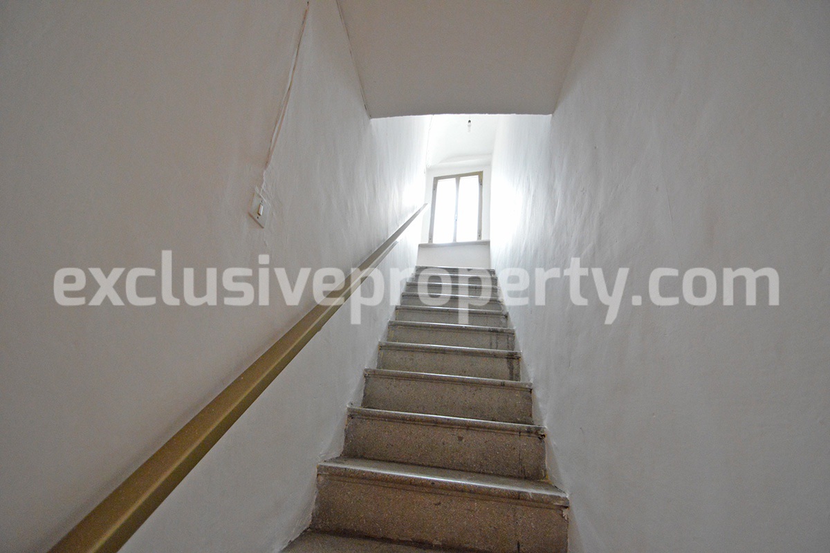 Habitable town house for sale on Abruzzo hills 10