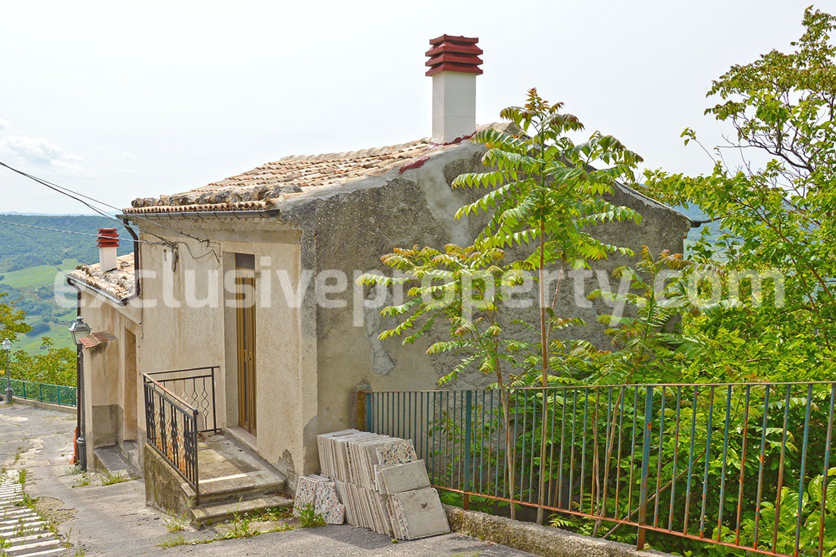 Spacious house to renovate with garden for sale in Abruzzo 1