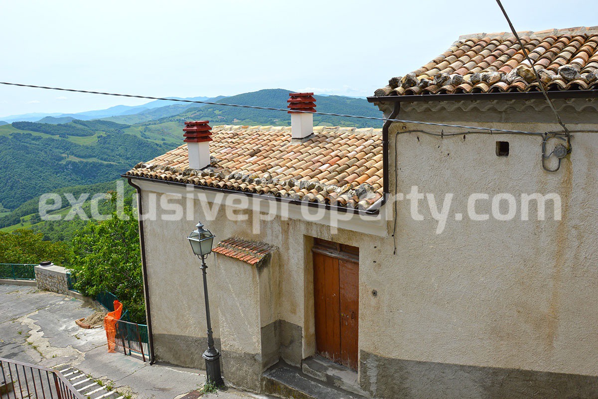 Spacious house to renovate with garden for sale in Abruzzo 2