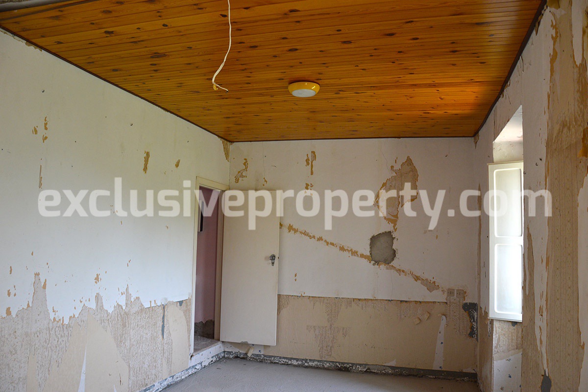 Spacious house to renovate with garden for sale in Abruzzo 5