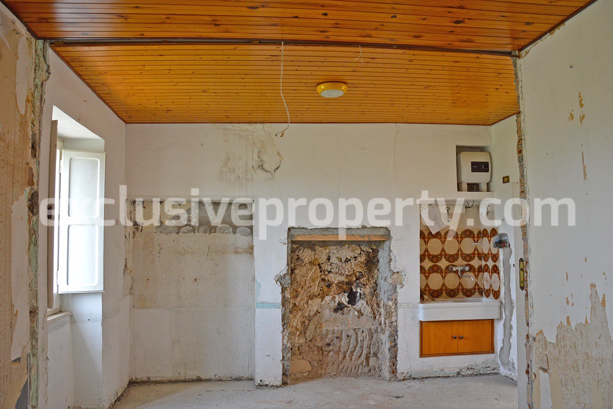 Spacious house to renovate with garden for sale in Abruzzo 7