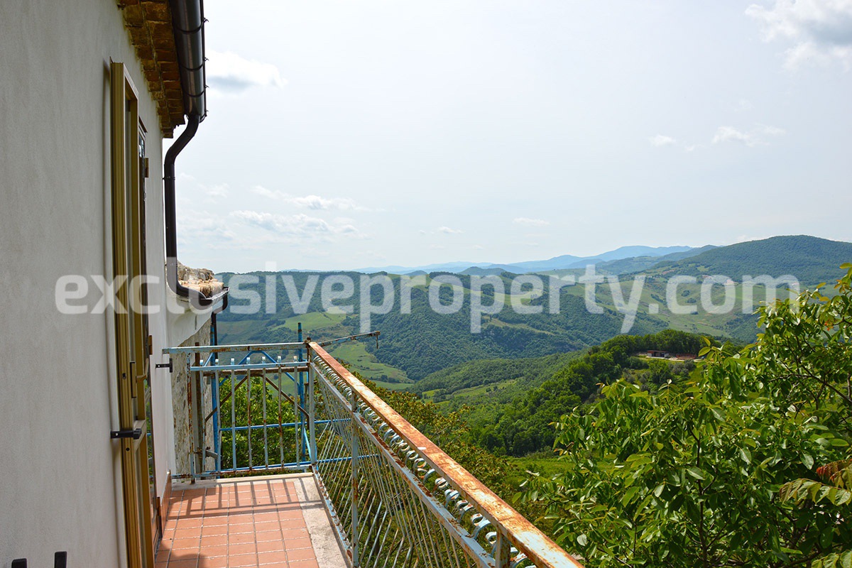Spacious house to renovate with garden for sale in Abruzzo 9