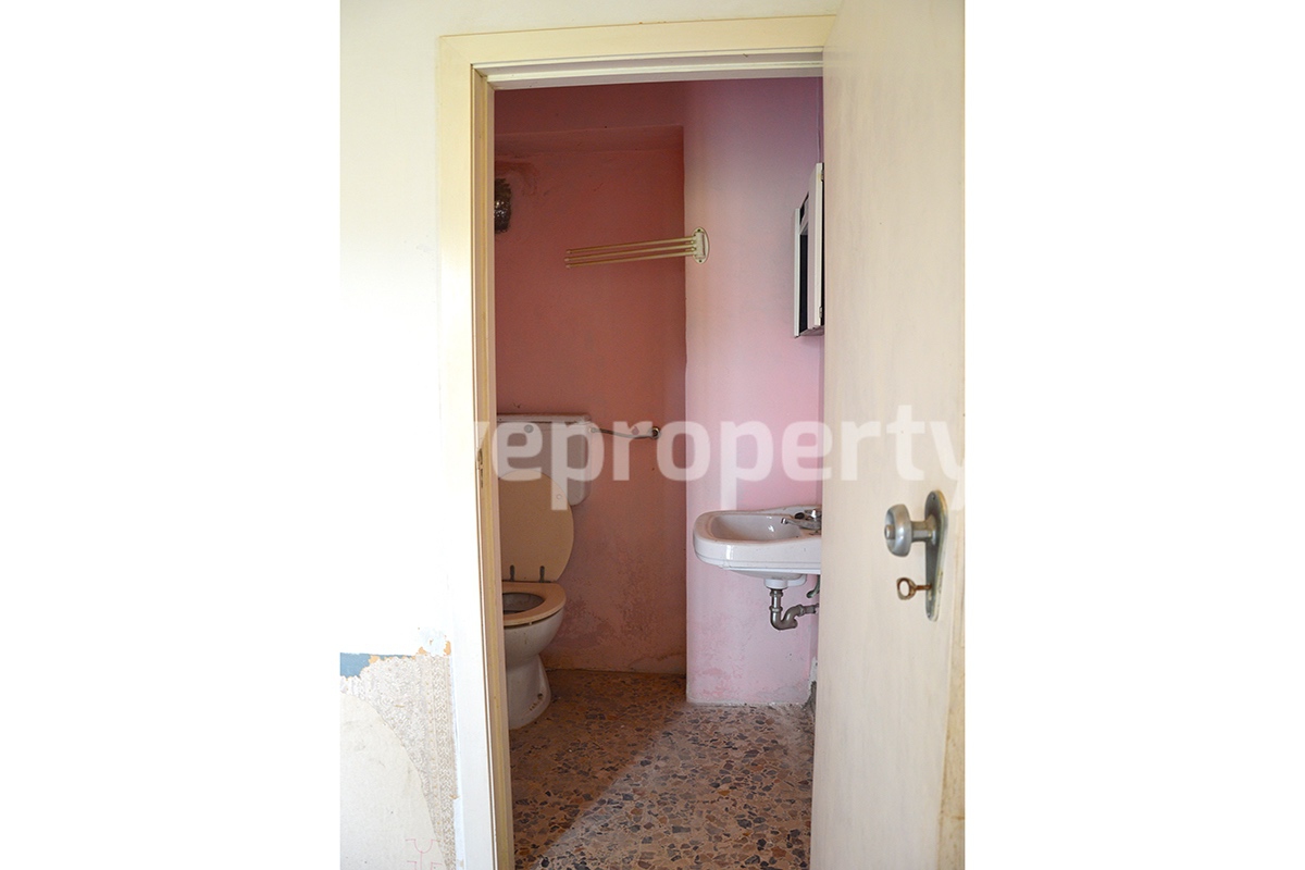 Spacious house to renovate with garden for sale in Abruzzo 10