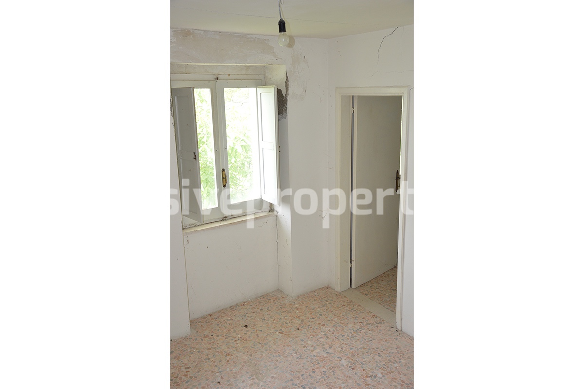 Spacious house to renovate with garden for sale in Abruzzo 12