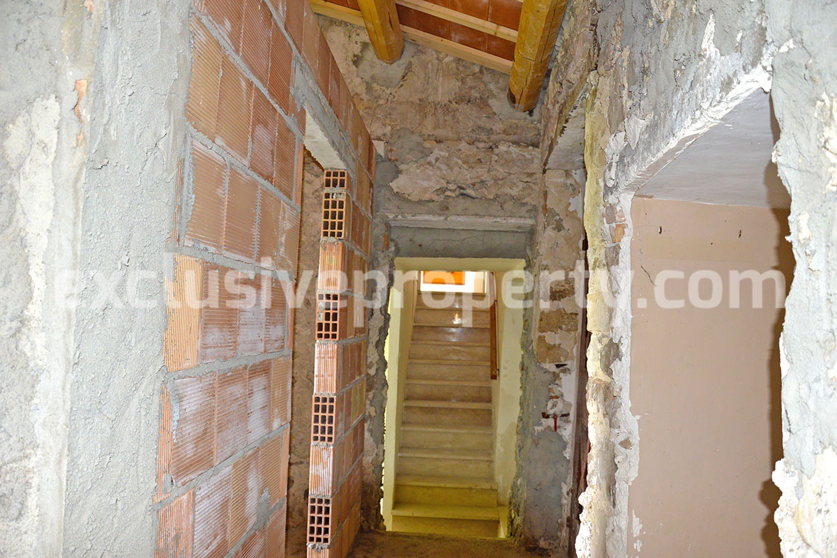 Spacious house to renovate with garden for sale in Abruzzo 15